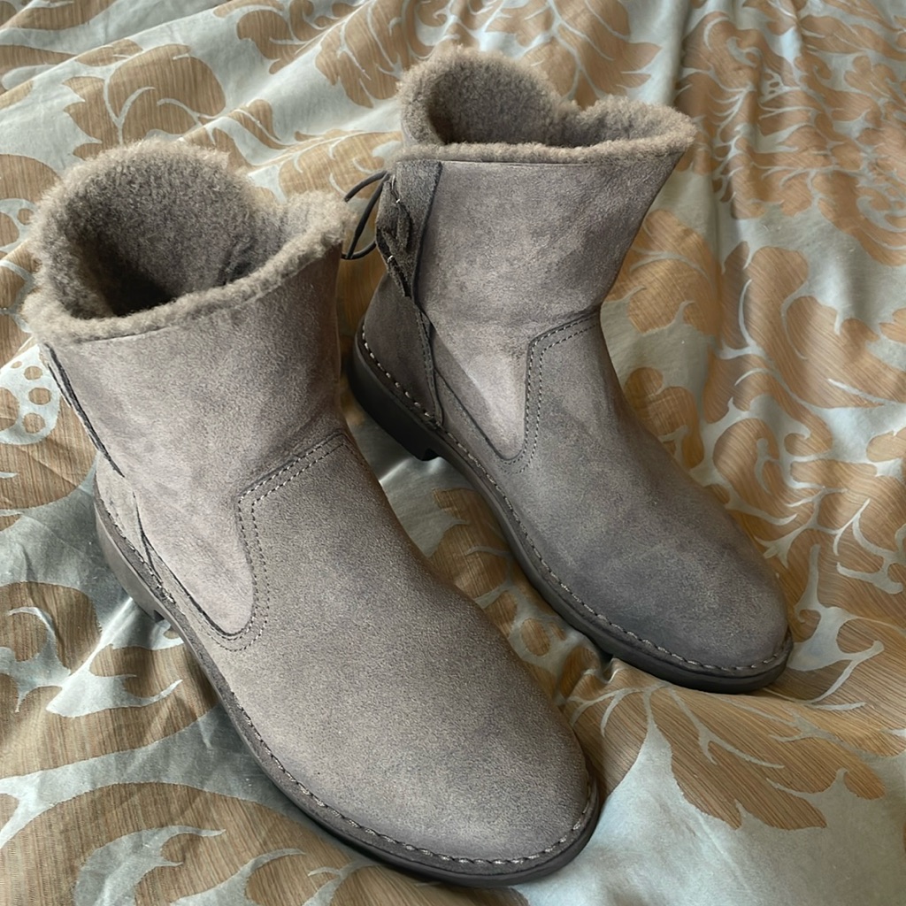 Ugg Short Tie Back Boots Size 9 Women’s